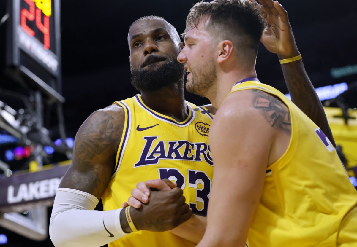 LeBron James, Luka Doncic dovedli Lakers k vítězství