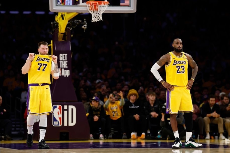 LeBron James, double-double Luky Doncice vedou Lakers k vítězství nad Minnesotou