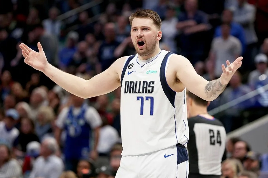 Luka Doncic na první poobchodní hře s Dallasem