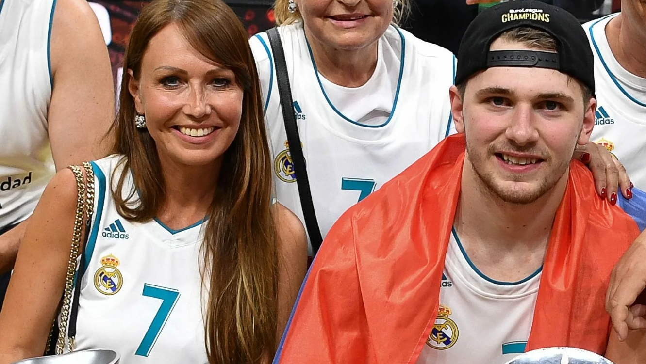 Matka Luky Doncic nosí synovo tričko Los Angeles Dojemná fotka
